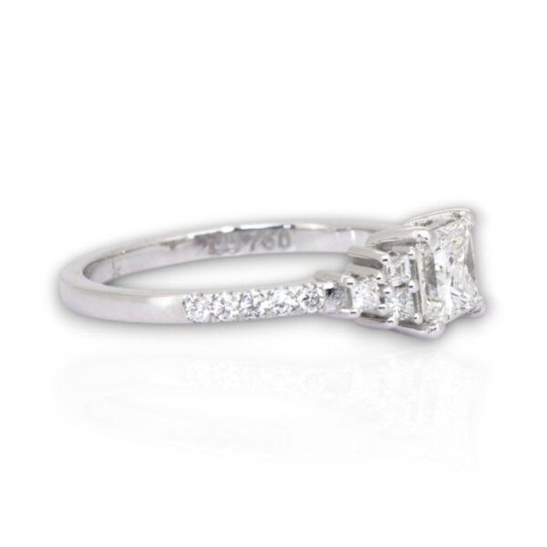 טבעת פאווה יהלומים 0.97 קראט IGI מתועדת בזהב לבן 18 קראט