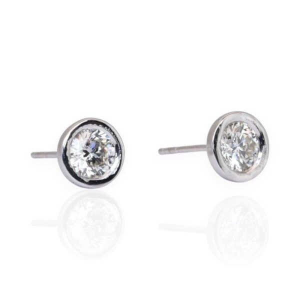 עגילי יהלומים צמודים 1.02 קראט מזהב לבן 18 קראט, מתועדים על ידי IGI