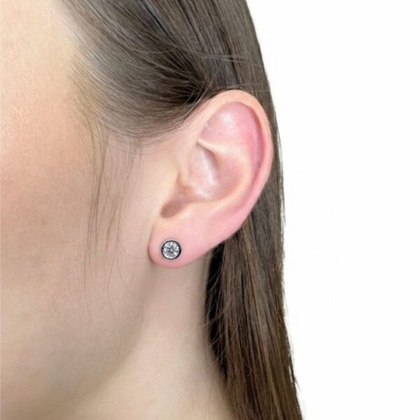 עגילי יהלומים צמודים 1.02 קראט מזהב לבן 18 קראט, מתועדים על ידי IGI