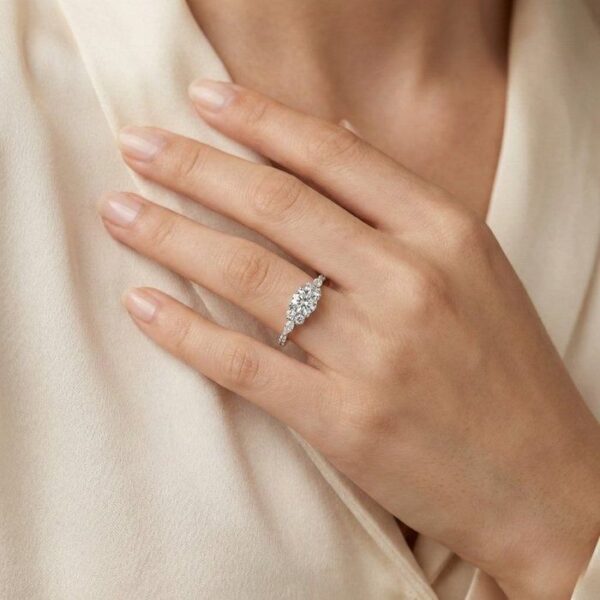 טבעת אשכול יהלומים 1.08 קרט IGI מתועדת מזהב לבן 18 קראט