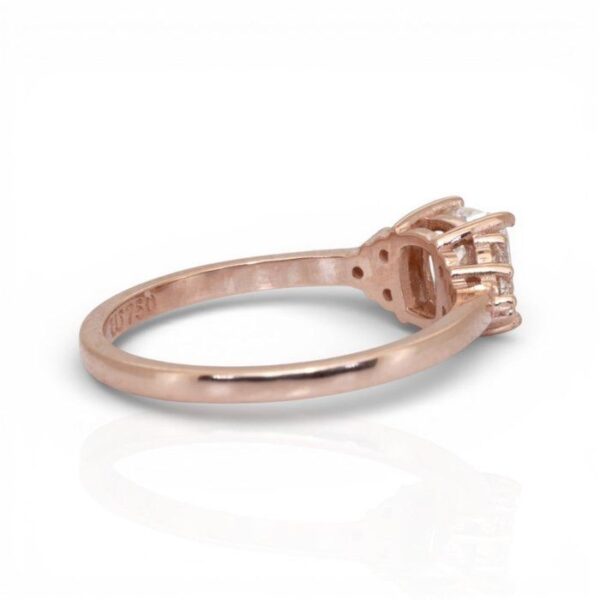 טבעת שבעה יהלומים מתועדת IGI, יהלומים במשקל כולל 1.22 קראט, בזהב ורוד 18 קראט