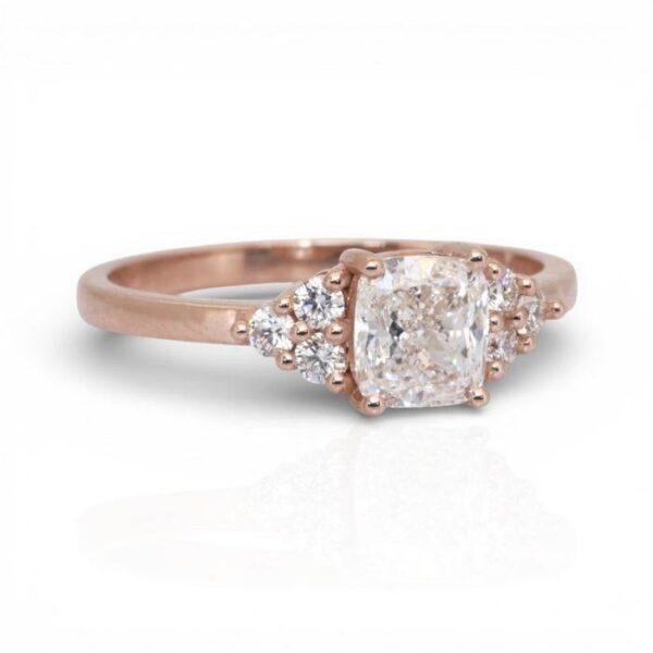 טבעת שבעה יהלומים מתועדת IGI, יהלומים במשקל כולל 1.22 קראט, בזהב ורוד 18 קראט