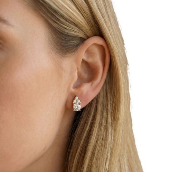 עגילים בתיעוד IGI משובצים יהלומים במשקל 1.31 קראט בזהב צהוב 18 קראט.