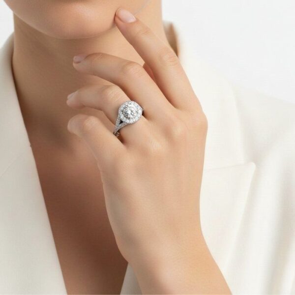 טבעת הילה משובצת יהלומים במשקל 1.32 קרט בזהב לבן 18 קראט, IGI מתועדת