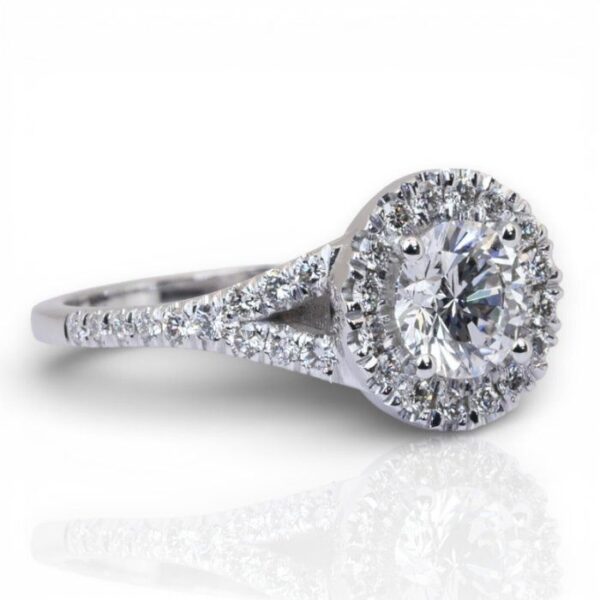 טבעת הילה משובצת יהלומים במשקל 1.32 קרט בזהב לבן 18 קראט, IGI מתועדת