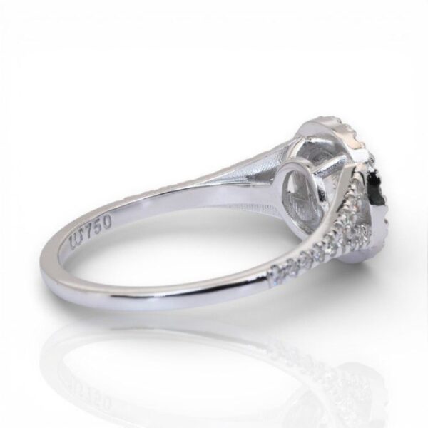 טבעת הילה משובצת יהלומים במשקל 1.32 קרט בזהב לבן 18 קראט, IGI מתועדת