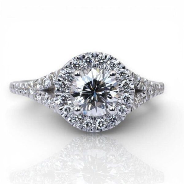 טבעת הילה משובצת יהלומים במשקל 1.32 קרט בזהב לבן 18 קראט, IGI מתועדת