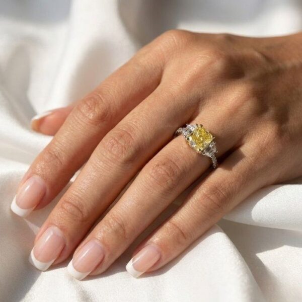 טבעת אשכול יהלומים 1.44 קראט בזהב לבן וצהוב 18 קראט, מתועדת IGI