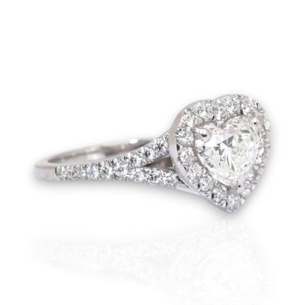 טבעת הילה בצורת לב בזהב לבן 18 קראט, משובצת יהלומים במשקל 1.46 קראט, מתועדת IGI