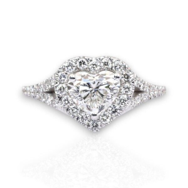 טבעת הילה בצורת לב בזהב לבן 18 קראט, משובצת יהלומים במשקל 1.46 קראט, מתועדת IGI