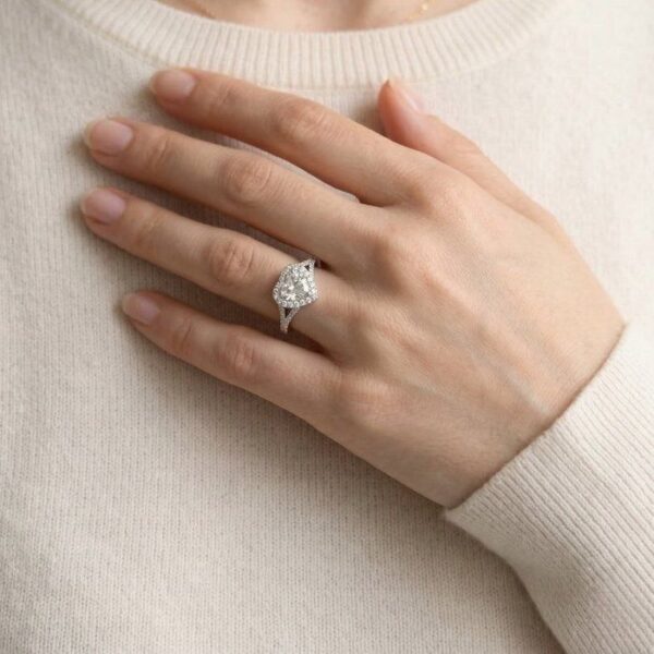 טבעת הילה בצורת לב בזהב לבן 18 קראט, משובצת יהלומים במשקל 1.46 קראט, מתועדת IGI