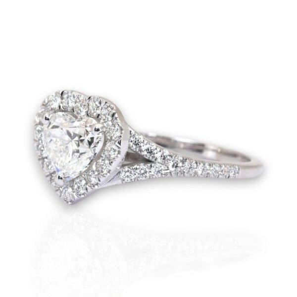 טבעת הילה בצורת לב בזהב לבן 18 קראט, משובצת יהלומים במשקל 1.46 קראט, מתועדת IGI