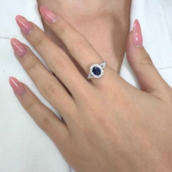 טבעת אשכול ספיר ויהלומים במשקל 1.46 קרט, IGI מתועדת, בזהב לבן 18 קראט