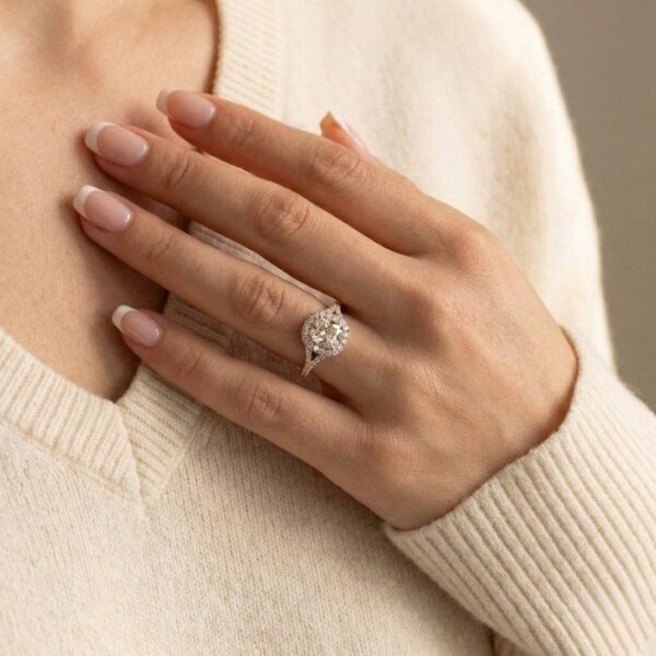 טבעת הילה מתועדת IGI, יהלומים במשקל כולל 2.01 קראט, בזהב ורוד 18 קראט