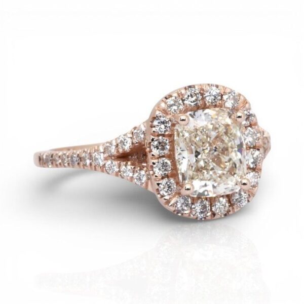 טבעת הילה מתועדת IGI, יהלומים במשקל כולל 2.01 קראט, בזהב ורוד 18 קראט