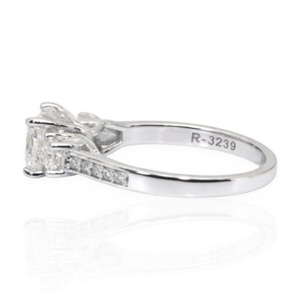 טבעת שלושה יהלומים IGI מתועדת 2.20 קראט בזהב לבן 18 קראט