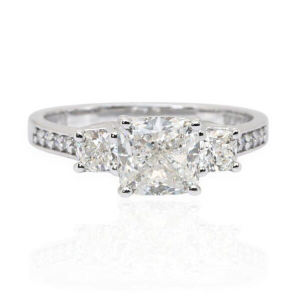 טבעת שלושה יהלומים IGI מתועדת 2.20 קראט בזהב לבן 18 קראט