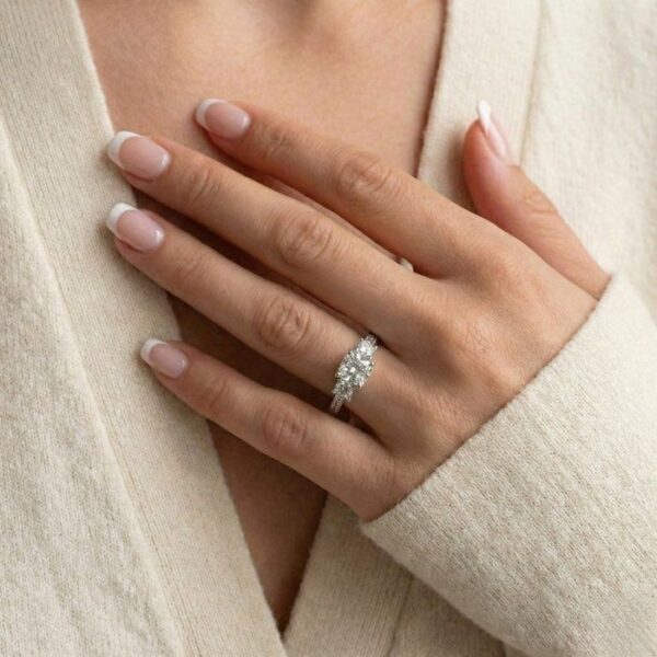 טבעת שלושה יהלומים IGI מתועדת 2.20 קראט בזהב לבן 18 קראט