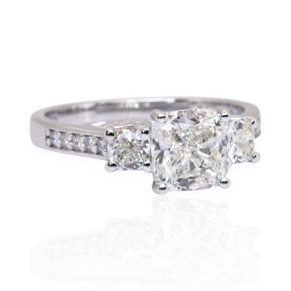 טבעת שלושה יהלומים IGI מתועדת 2.20 קראט בזהב לבן 18 קראט