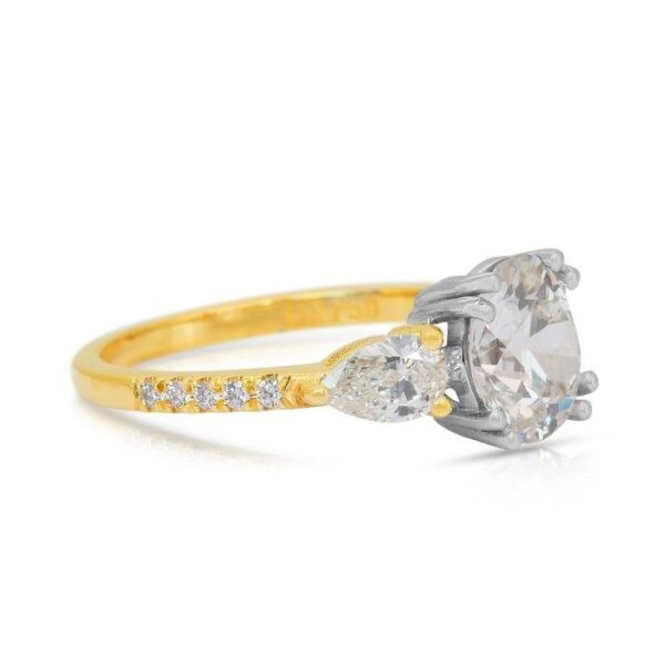 טבעת שלושה יהלומים IGI מתועדת במשקל 2.25 קראט עם שיבוץ פאווה בזהב לבן וצהוב 18 קראט