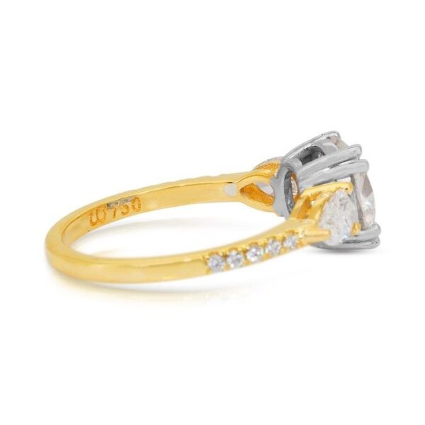 טבעת שלושה יהלומים IGI מתועדת במשקל 2.25 קראט עם שיבוץ פאווה בזהב לבן וצהוב 18 קראט