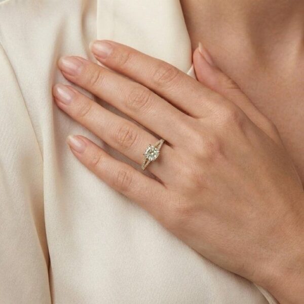 טבעת מעוצבת מתועדת IGI, יהלומים במשקל כולל 2.26 קראט, בזהב צהוב ולבן 18 קראט