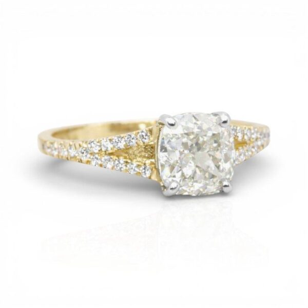 טבעת מעוצבת מתועדת IGI, יהלומים במשקל כולל 2.26 קראט, בזהב צהוב ולבן 18 קראט