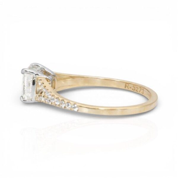 טבעת מעוצבת מתועדת IGI, יהלומים במשקל כולל 2.26 קראט, בזהב צהוב ולבן 18 קראט