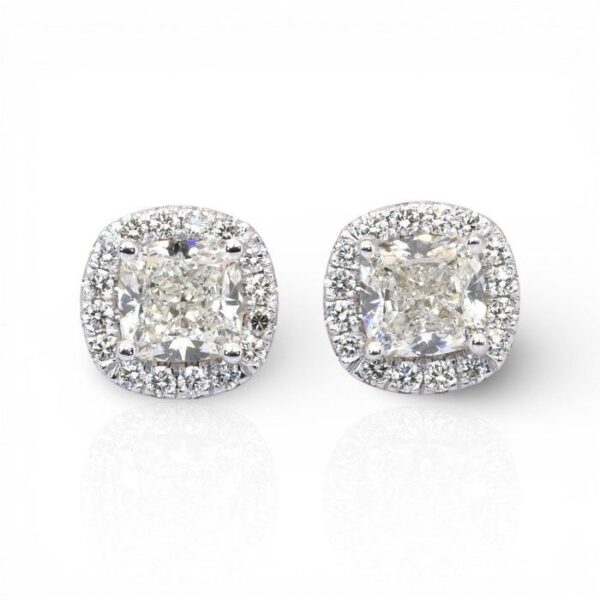 עגילים צמודים מתועדים IGI עם יהלומים, במשקל כולל 2.41 קראט, מזהב לבן 18 קראט