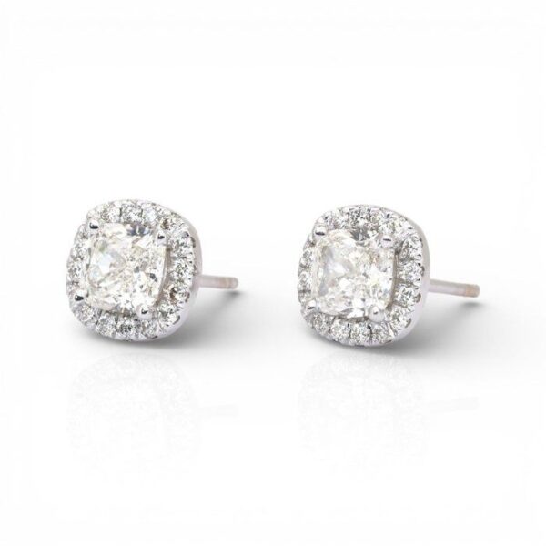 עגילים צמודים מתועדים IGI עם יהלומים, במשקל כולל 2.41 קראט, מזהב לבן 18 קראט