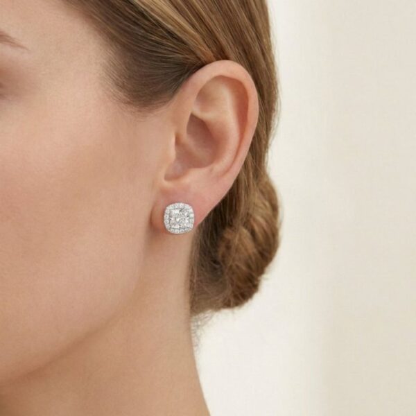 עגילים צמודים מתועדים IGI עם יהלומים, במשקל כולל 2.41 קראט, מזהב לבן 18 קראט