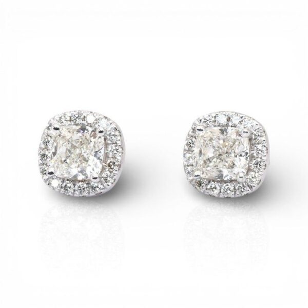 עגילים צמודים מתועדים IGI עם יהלומים, במשקל כולל 2.41 קראט, מזהב לבן 18 קראט