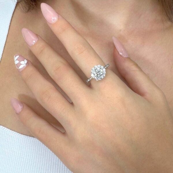 טבעת הילה מזהב לבן 14 קראט, משובצת יהלומים במשקל 2.42 קראט, IGI מתועדת