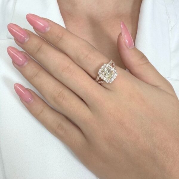 טבעת הילה משובצת יהלומים במשקל 2.45 קרט, IGI מתועדת, בזהב ורוד 18 קראט