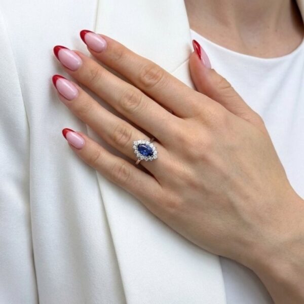 טבעת אשכול ספיר ויהלומים 2.50ct בזהב לבן 18k, IGI מתועדת