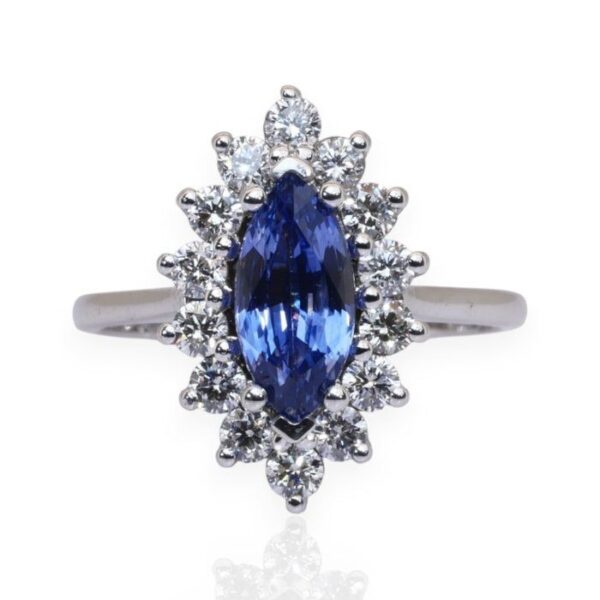 טבעת אשכול ספיר ויהלומים 2.50ct בזהב לבן 18k, IGI מתועדת