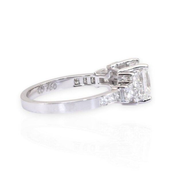 טבעת אשכול יהלומים 2.56 קראט IGI מתועדת בזהב לבן 18 קראט