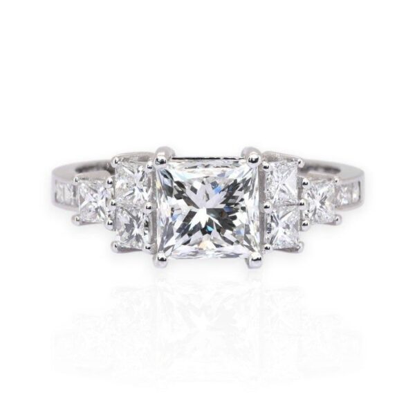 טבעת אשכול יהלומים 2.56 קראט IGI מתועדת בזהב לבן 18 קראט