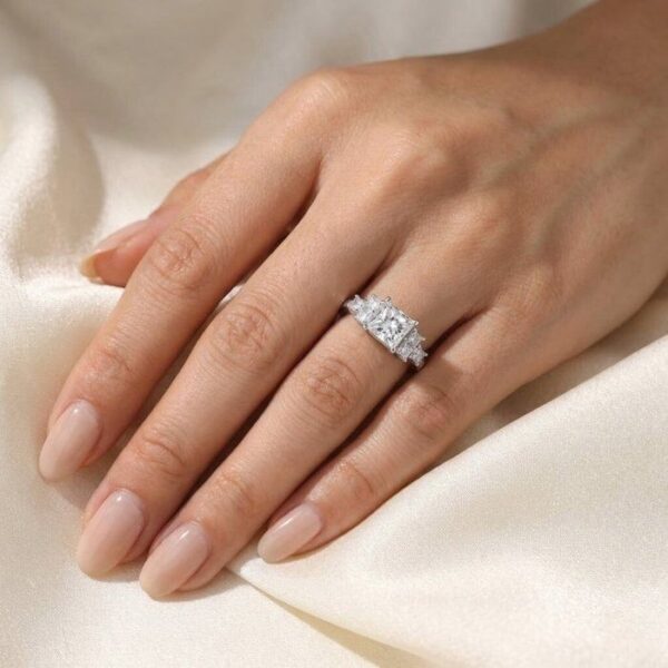 טבעת אשכול יהלומים 2.56 קראט IGI מתועדת בזהב לבן 18 קראט