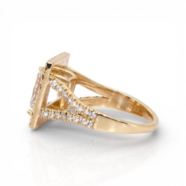 טבעת הילה מתועדת IGI, יהלומים במשקל כולל 3.95 קראט, בזהב צהוב 18 קראט