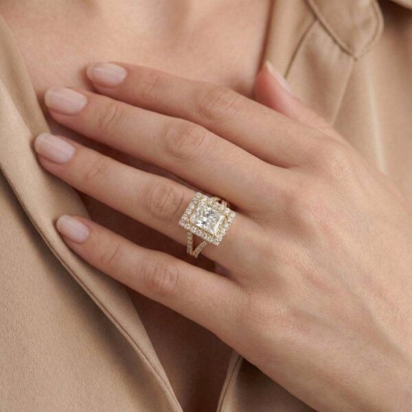 טבעת הילה מתועדת IGI, יהלומים במשקל כולל 3.95 קראט, בזהב צהוב 18 קראט