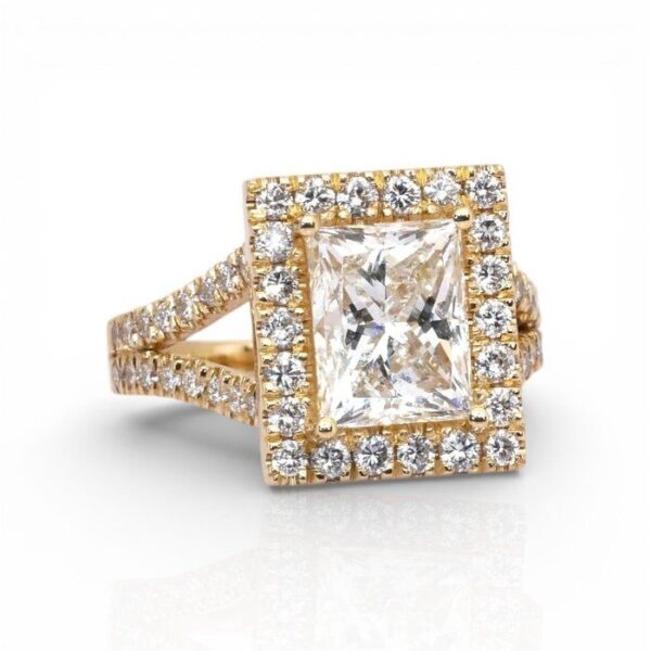 טבעת הילה מתועדת IGI, יהלומים במשקל כולל 3.95 קראט, בזהב צהוב 18 קראט