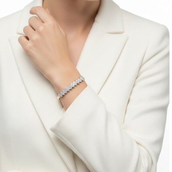 צמיד קשיח יהלומים בזהב לבן וצהוב 18 קראט, משקל כולל 4.18 קראט – מתועד IGI