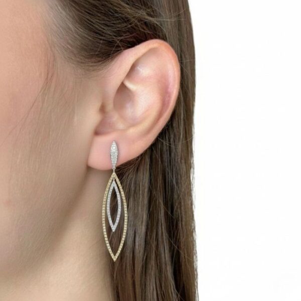 עגילי טיפה IGI מתועדים משובצים ביהלומים במשקל 4.54 קרט בזהב 18k צהוב ולבן