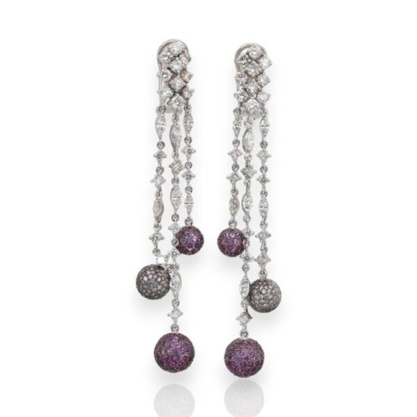 עגילים תלויים מתועדת IGI, משובצים ספירים ויהלומים 5.60ct, בזהב לבן 18k