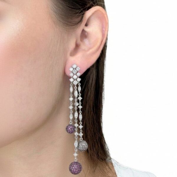 עגילים תלויים מתועדת IGI, משובצים ספירים ויהלומים 5.60ct, בזהב לבן 18k