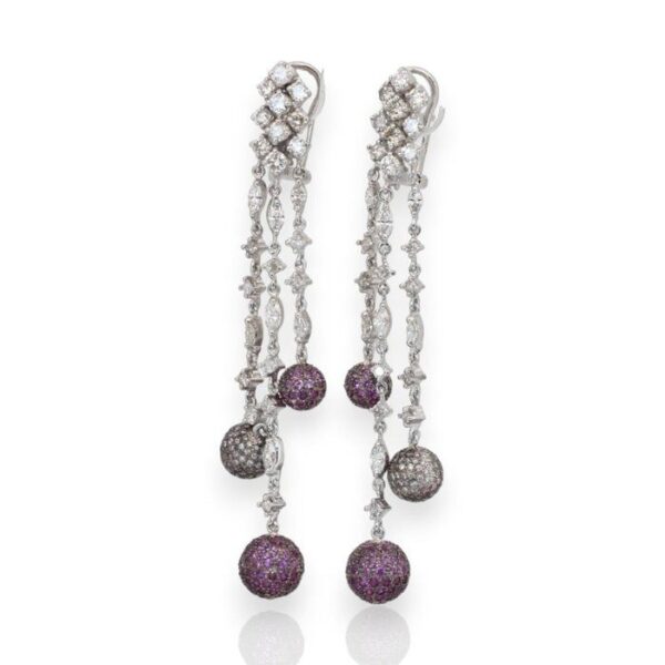 עגילים תלויים מתועדת IGI, משובצים ספירים ויהלומים 5.60ct, בזהב לבן 18k