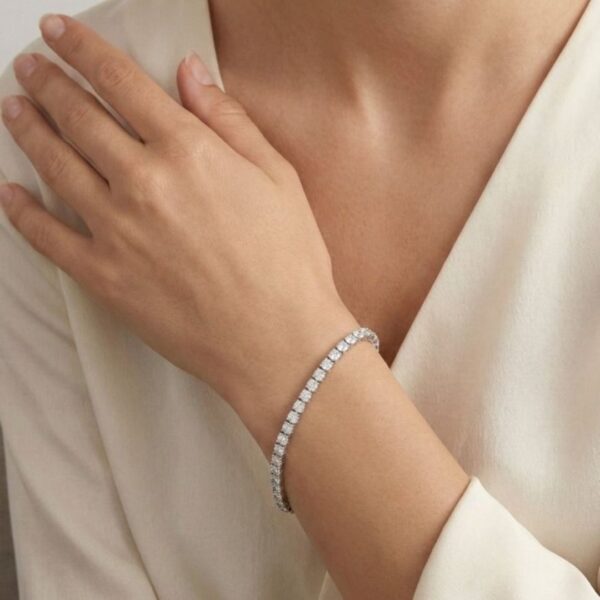 צמיד טניס יהלומים בזהב לבן 18 קראט, משובץ ביהלומים במשקל 5.88 קרט, מתועד IGI