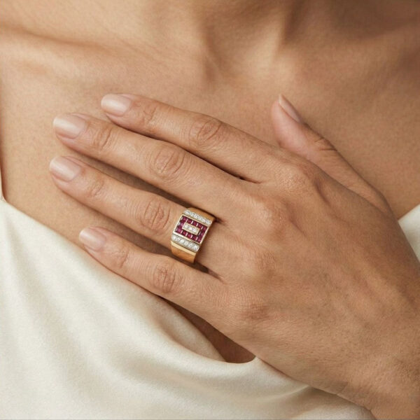 טבעת חותם אימפריאל 0.83 קרט יהלום טבעי ואודם אדום בזהב צהוב 18 קראט