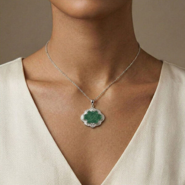 אימפריאל 1.04ct יהלום טבעי ותליון ירקן ירוק מגולף בזהב לבן 18K